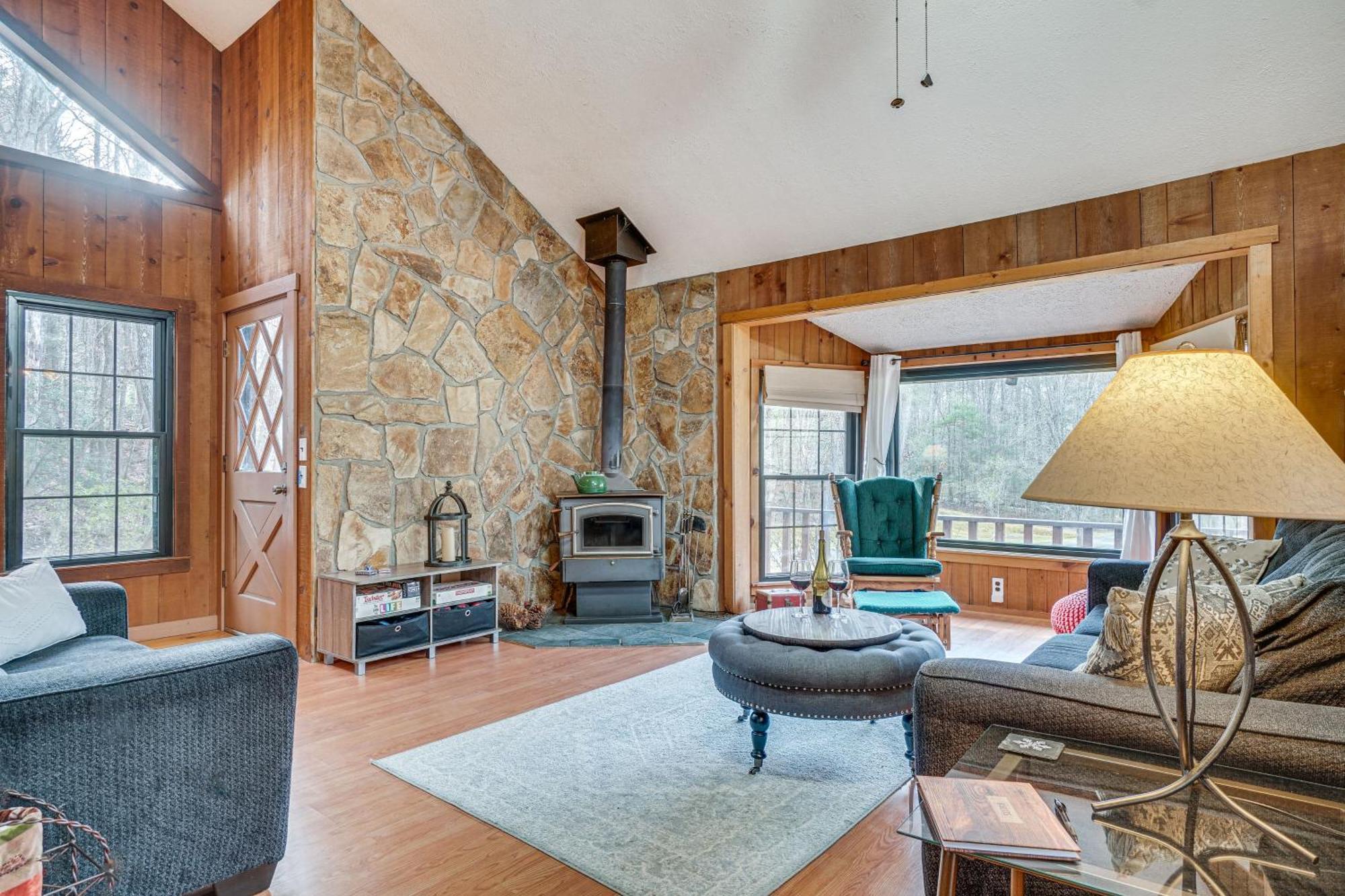 Charming Cabin With Fire Pit And Decks About 7 Mi To Helen Sautee Nacoochee Exteriör bild