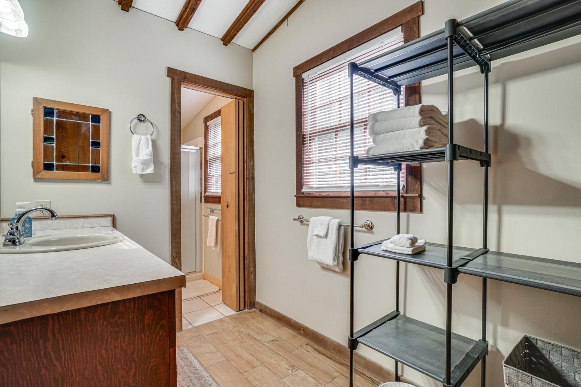 Charming Cabin With Fire Pit And Decks About 7 Mi To Helen Sautee Nacoochee Exteriör bild