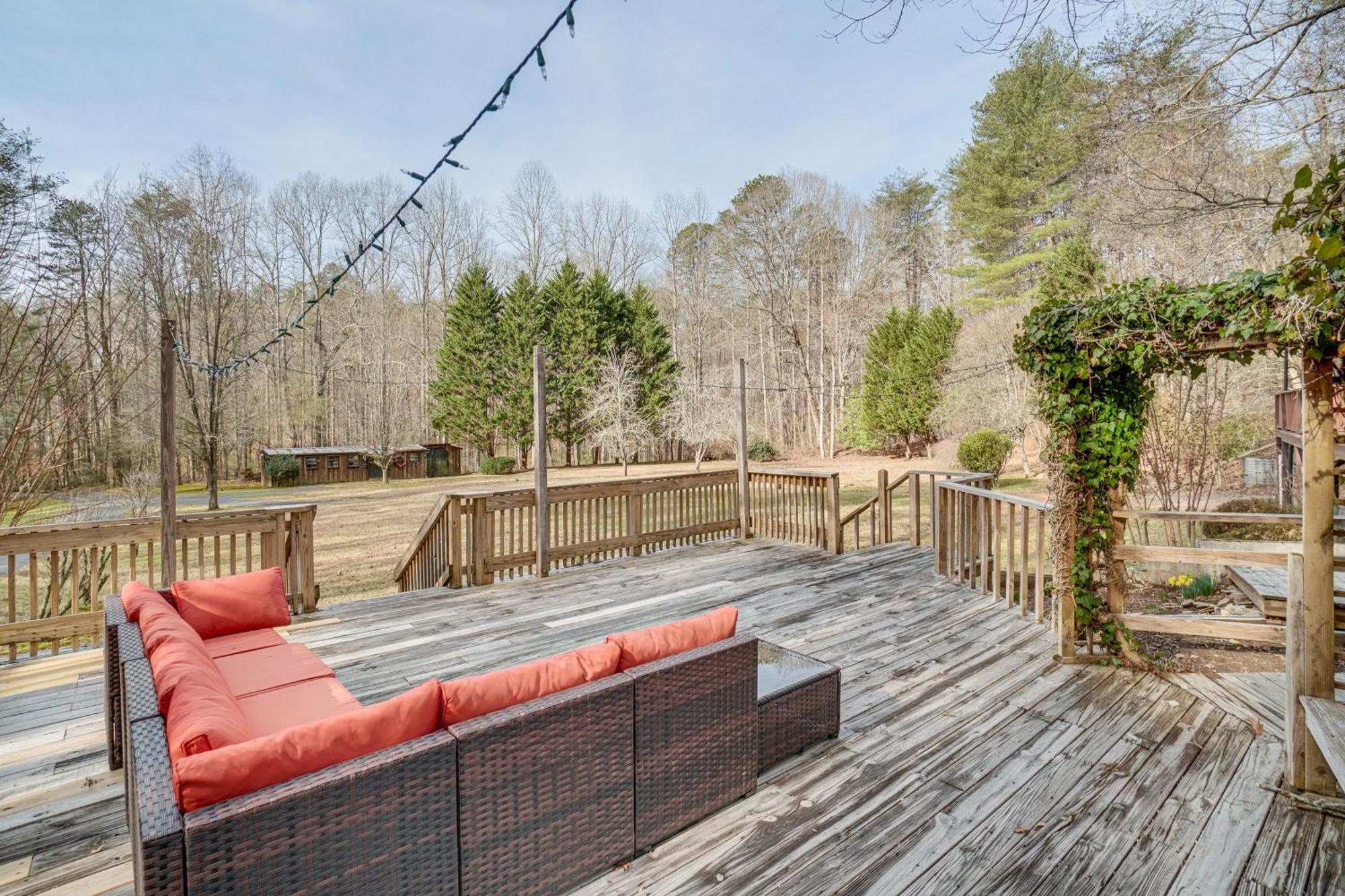 Charming Cabin With Fire Pit And Decks About 7 Mi To Helen Sautee Nacoochee Exteriör bild